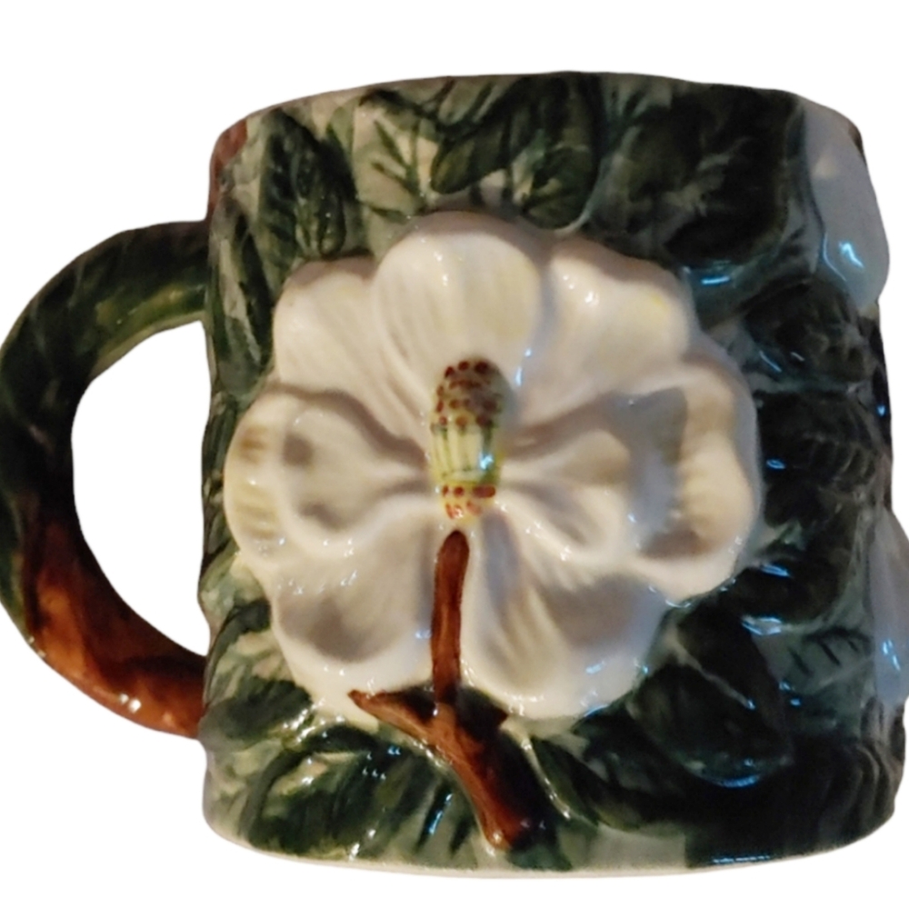 New Looks 1996 Magnolia Mug Green White Blooms and Buds 3 1/2" Tall 3" W…
